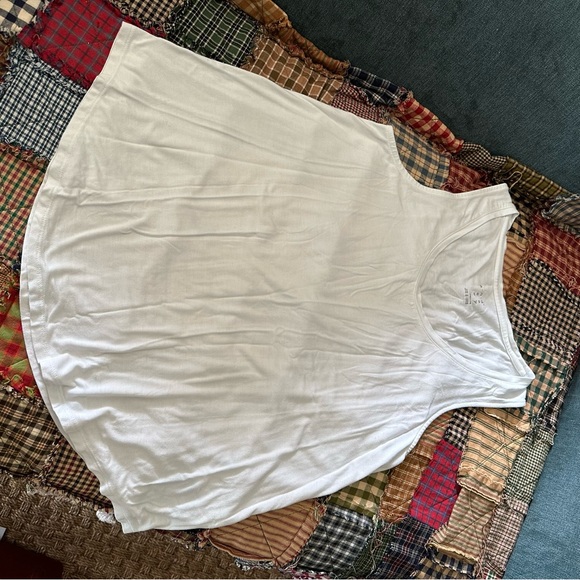 A New Day White V-Neck Flowy Tank Top - Picture 7 of 16